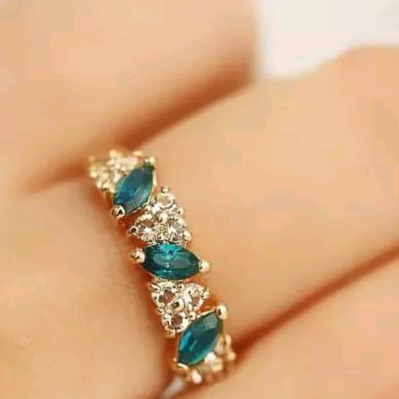 Last one! Vintage Fashion Emerald Crystal Ring 💚 - Picture 5 of 6